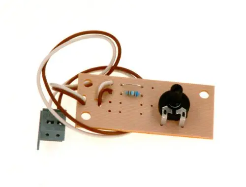 Leiterplatte mit Widerstand, Potentiometer und Anschlussleitungen, hergestellt von Bosch. Ein Kabelstecker ist ebenfalls auf der Platine vorhanden.